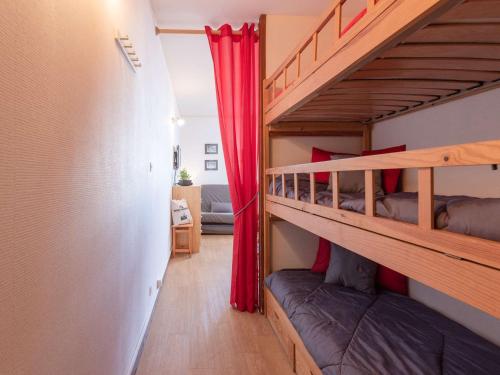 Zimmer mit 2 Etagenbetten und einem Sofa in der Unterkunft Studio Saint-Lary-Soulan, 1 pièce, 4 personnes - FR-1-296-311 in Saint-Lary-Soulan