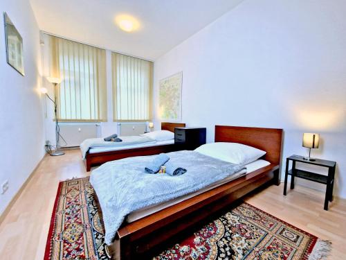 1 Schlafzimmer mit 2 Betten und einem Teppich in der Unterkunft * Wohnung für Monteure Zentrumsnah * WLAN * 3 Zimmer * in Leipzig