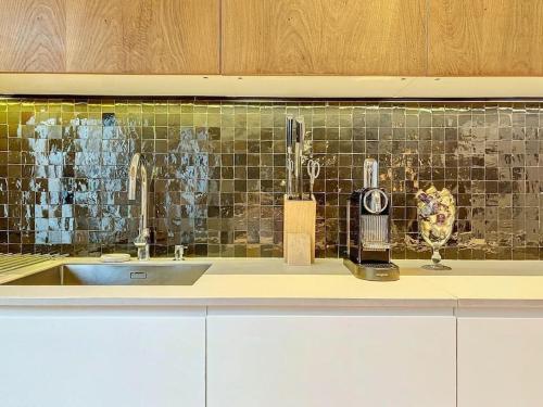 d'un comptoir de cuisine avec un évier et une pataugeoire de carrelage. dans l'établissement Anvers, à Paris