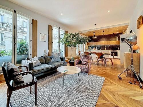 un salon avec un canapé et une table dans l'établissement Anvers, à Paris