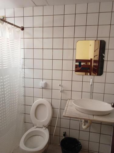 La salle de bains est pourvue de toilettes et d'un lavabo. dans l'établissement Poutur Pousada, à Maceió