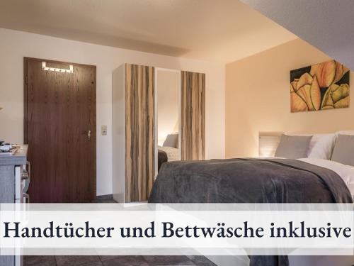 a bedroom with a bed and a door to a room at Blumenvilla 7 mit Küche, Balkon, Sauna und Garten in Schneverdingen