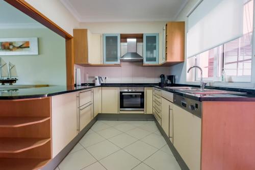 Beautiful Family T3 Townhouse with Pool Vilamoura