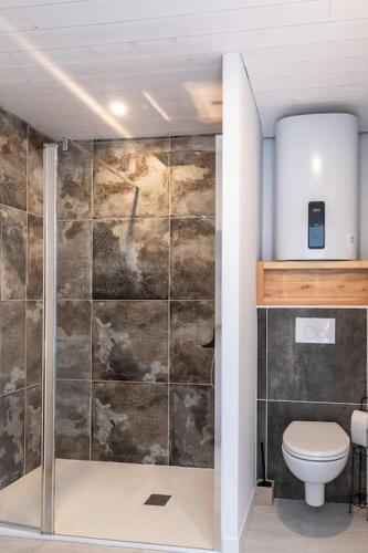 une salle de bain avec toilettes et cabine de douche dans l'établissement La Javanaise, à Narbonne-Plage