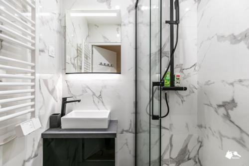 a bathroom with a sink and a mirror at MBA Splendide Appart - Wilson 1 - Mairie de Montreuil in Montreuil