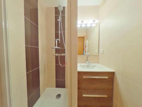 ein Bad mit einer Dusche und einem Waschbecken in der Unterkunft Appartement Les Saisies, 1 pièce, 4 personnes - FR-1-594-88 in Hauteluce