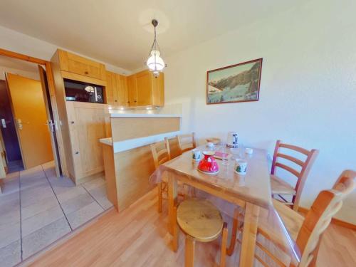 une cuisine et une salle à manger avec une table et des chaises dans l'établissement Studio Alcôve avec Balcon - 4 Pers. - Centre Station - Proche Commerces et Pistes Face au Mont Bisanne - FR-1-594-88, à Hauteluce