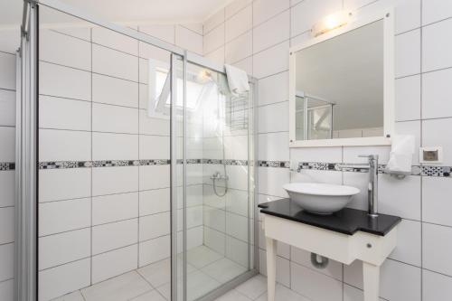 厄呂代尼茲的住宿－Golden Heights 5，白色的浴室设有水槽和镜子