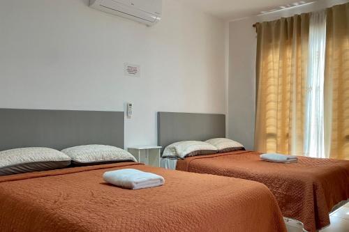 2 camas con toallas en una habitación en EXCELENTE CASA EN PRIVADA ALBERCA- GYM-JARDÍN- Asador, en Ciudad Valles