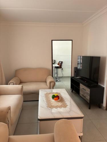 sala de estar con sofá y mesa de centro en TT’s self-catering apartments, en Qumbu