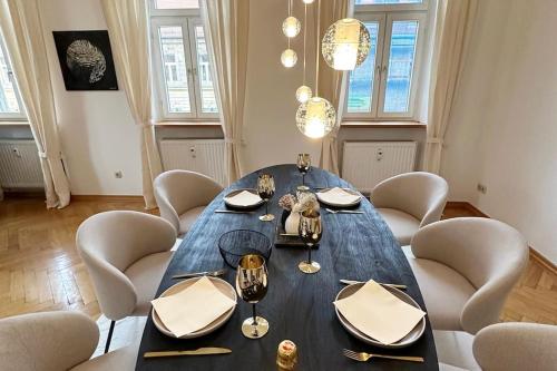 een eetkamer met een blauwe tafel en stoelen bij Stilvolle Wohnung in Bestlage in Bayreuth