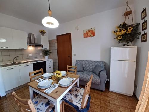 サンタ・マリア・アル・バーニョにあるAppartamento Girasoleのキッチン、ダイニングルーム(テーブル、椅子付)