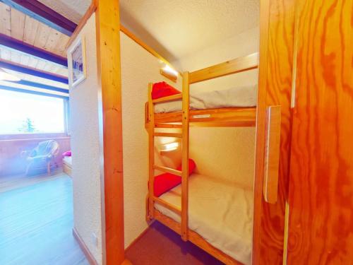 - une petite chambre avec des lits superposés dans une maison dans l'établissement Studio cosy 4 pers avec balcon, centre Les Saisies - FR-1-594-196, à Hauteluce