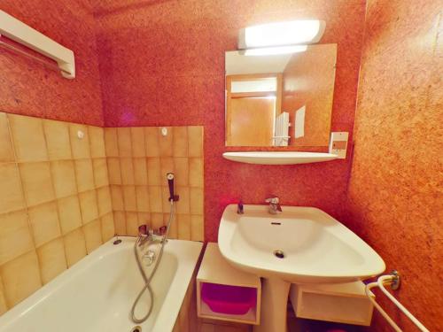 une salle de bain avec un lavabo, une baignoire et un miroir dans l'établissement Studio cosy 4 pers avec balcon, centre Les Saisies - FR-1-594-196, à Hauteluce
