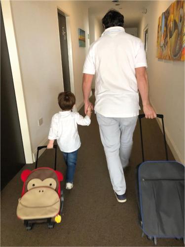 a man and a little girl walking down a hallway at HOTEL ROMA DE TANDIL in Tandil