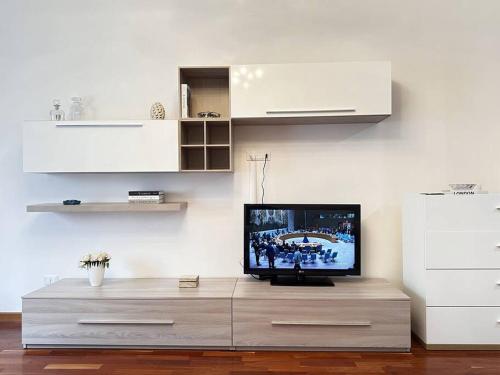 uma sala de estar com uma televisão de ecrã plano num armário em Maison Milù di Mediterranea Host em Taranto