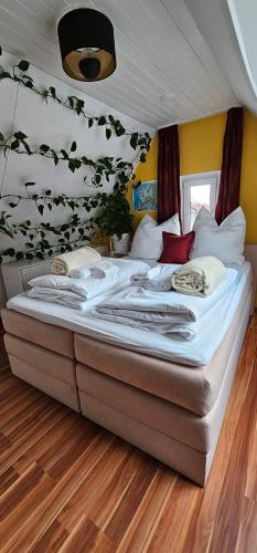 - une chambre avec 2 grands lits dans l'établissement The smart living nest, à Stuttgart