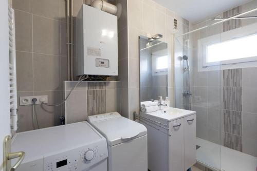 A bathroom at Cabana & L'île aux Canards Écoquartiers Dijon Sud