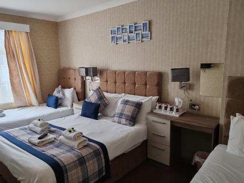 En eller flere senge i et værelse på Torbay Court Hotel