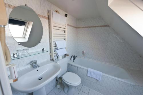 パリにあるホテル ロイヤル ベルジェールのバスルーム(洗面台、トイレ、バスタブ付)