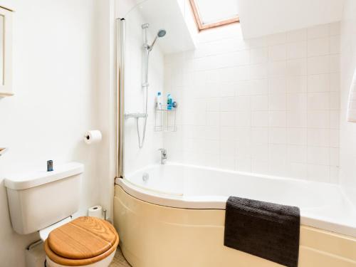 ein Badezimmer mit einer Badewanne, einem WC und einem Waschbecken in der Unterkunft Pass the Keys Self Contained 1 Bed Coach House in Leamington Spa