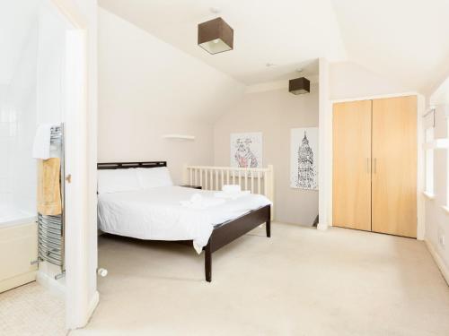 um quarto branco com uma cama e um closet em Pass the Keys Self Contained 1 Bed Coach House em Leamington Spa