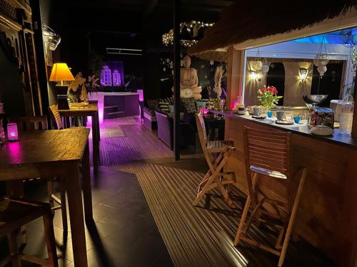 Photo de la galerie de l'établissement Nuit romantique au Lounge et Spa, à Bray-en-Val