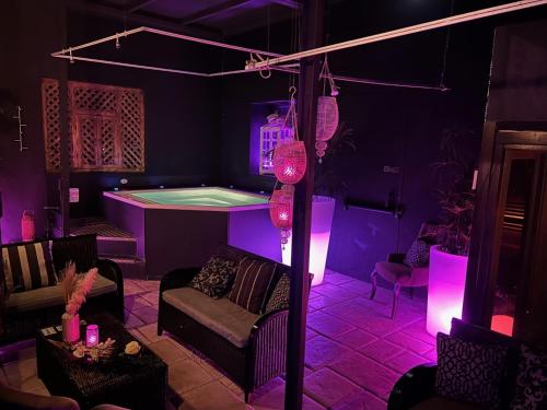 Photo de la galerie de l'établissement Nuit romantique au Lounge et Spa, à Bray-en-Val