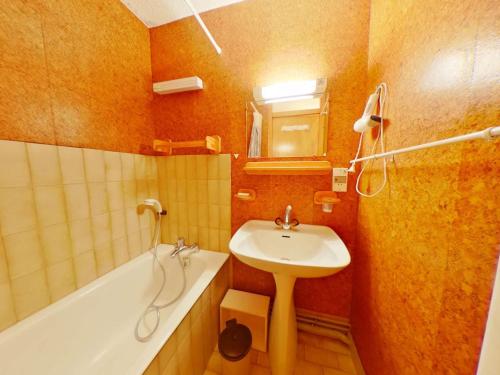 une salle de bain avec un lavabo et une baignoire et un lavabo dans l'établissement Studio Alcôve Central Les Saisies, 4 Pers, Balcon, 1er Étage, Proche Commerces et Navettes - FR-1-594-201, à Hauteluce