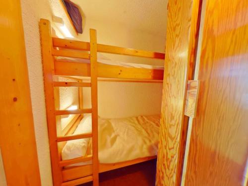 quelques lits superposés dans une chambre dans l'établissement Studio Alcôve Central Les Saisies, 4 Pers, Balcon, 1er Étage, Proche Commerces et Navettes - FR-1-594-201, à Hauteluce