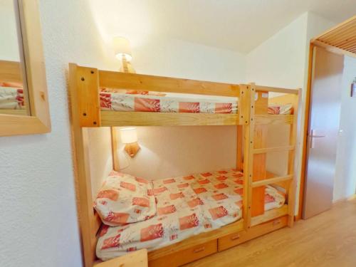 une chambre avec deux lits superposés dans une pièce dans l'établissement Studio alcôve Les Saisies 4 pers, proche centre, balcon - FR-1-594-211, à Hauteluce