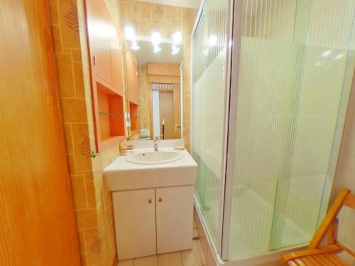une salle de bain avec un lavabo et une douche en verre dans l'établissement Studio alcôve Les Saisies 4 pers, proche centre, balcon - FR-1-594-211, à Hauteluce