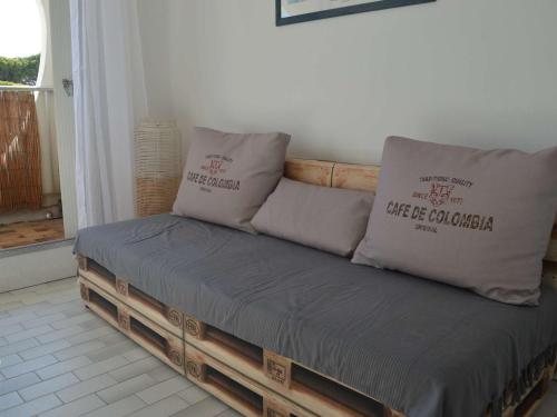 un lit avec deux oreillers dessus dans une chambre dans l'établissement Studio Cabine lumineux, loggia & plancha à Port Camargue, 4 couchages, ménage inclus - FR-1-250-161, au Grau-du-Roi