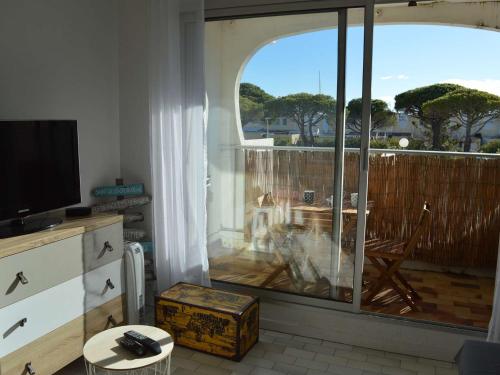 Il comprend un salon doté d'une télévision et d'un balcon. dans l'établissement Studio Cabine lumineux, loggia & plancha à Port Camargue, 4 couchages, ménage inclus - FR-1-250-161, au Grau-du-Roi