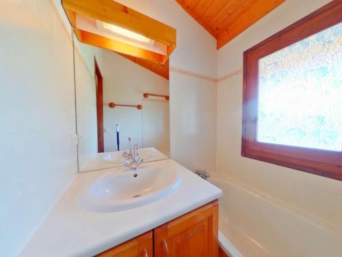 une salle de bain avec un lavabo, un miroir et une fenêtre dans l'établissement Appartement cosy 2 pièces cabine avec balcon - 6 personnes, proche pistes et ESF - Hauteluce - FR-1-594-214, à Hauteluce