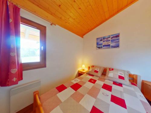 une chambre avec un lit et une fenêtre dans l'établissement Appartement cosy 2 pièces cabine avec balcon - 6 personnes, proche pistes et ESF - Hauteluce - FR-1-594-214, à Hauteluce