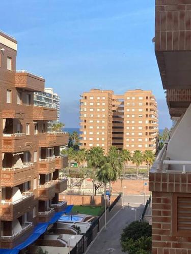 Blick auf eine Stadt mit hohen Gebäuden und einer Straße in der Unterkunft Apartamento vacacional cerca al mar - OROPESA DEL MAR in Oropesa del Mar