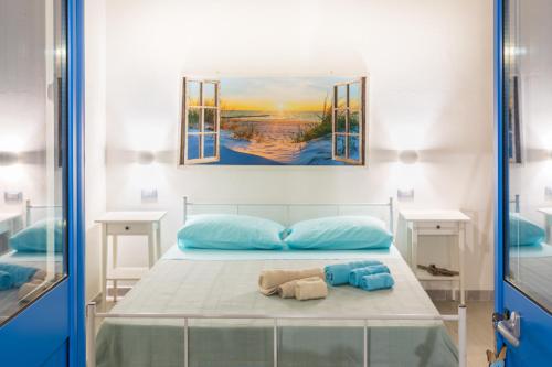 桑塔安納瑞希的住宿－B&B S'Incantu，一间卧室配有一张床,上面有两条毛巾