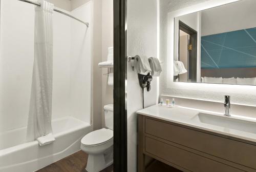 Bilik mandi di Comfort Suites Fort Worth North Fossil Creek