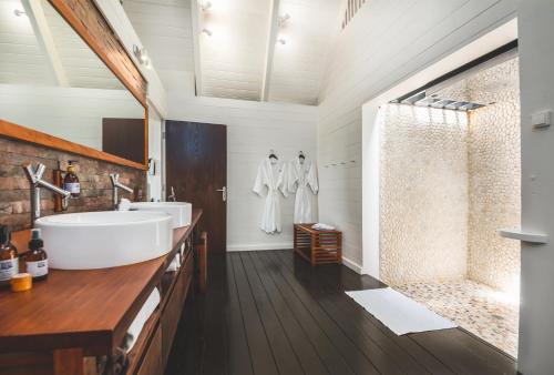 uma casa de banho com uma banheira, um lavatório e um chuveiro em Rabot Hotel From Hotel Chocolat em Soufrière