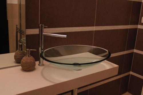 szklaną miskę na zlewie w łazience w obiekcie VIALETORINO26 Luminoso e grande appartamento w mieście Vicenza