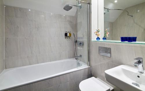Un baño de Mandolay Hotel Guildford