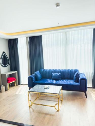 Ruang duduk di 216 Ruby Suite