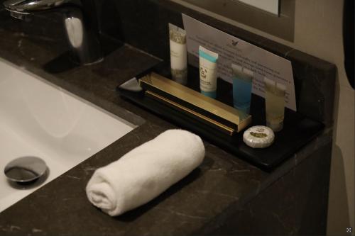 een handdoek en andere artikelen op een aanrecht in de badkamer bij Dream Residence Khobar in Al Khobar