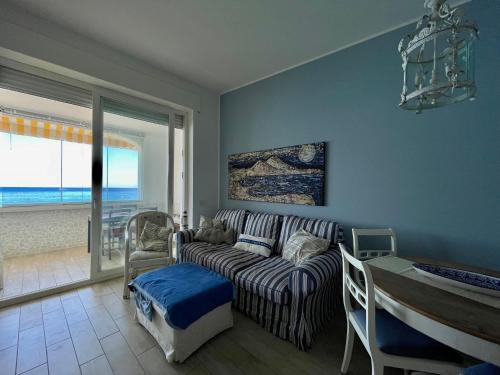 - un salon avec un canapé et une table dans l'établissement The Lodge by the sea, à Ischia