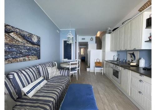 a living room with a couch and a kitchen at The Lodge by the sea in Ischia