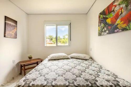 una camera con un grande letto e una finestra di chácara paraíso tropical a Biritiba-Mirim