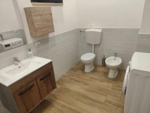 a bathroom with a toilet and a sink and a toilet istg at Casa blu in Partanna