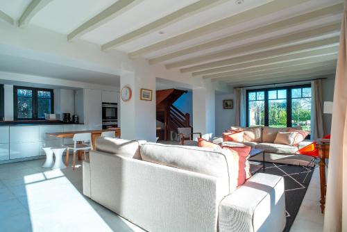 un salon avec deux canapés et une table dans l'établissement Portamaneg - Grande maison familiale Port-Manech, à Névez