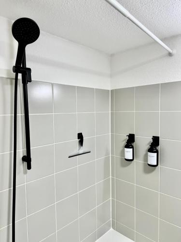 uma casa de banho com chuveiro e 2 garrafas de sabão em Stilvolles Wohnen am Hafen em Bregenz